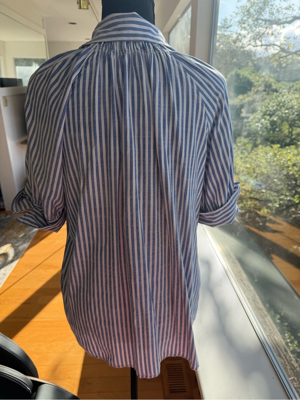 LIKE NEW Max Studio Striped Short Sleeve Blouse, size 2, Minimalist Workwear - Picture 5 of 10